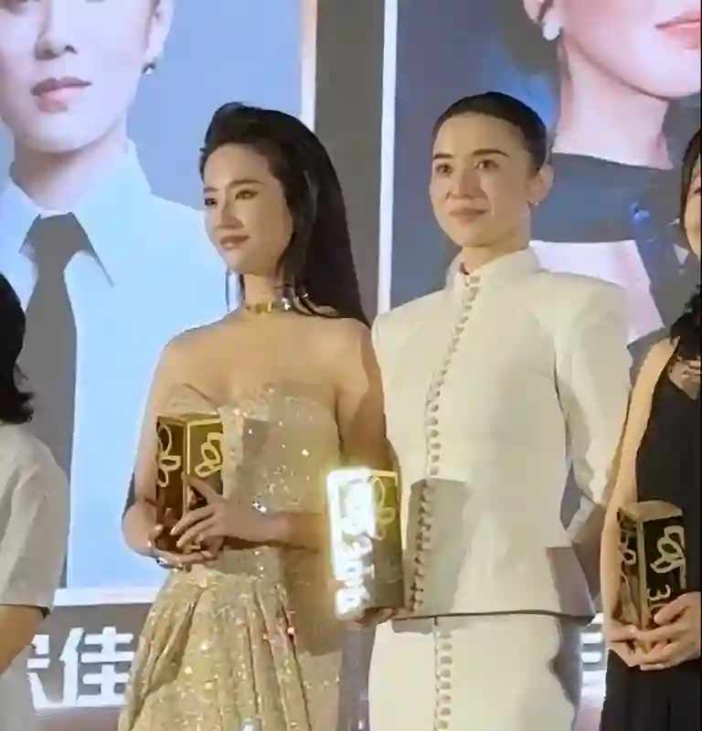 闫妮的腿、钟楚曦的身段、宋佳的发际线，这届白玉兰奖看点真不少