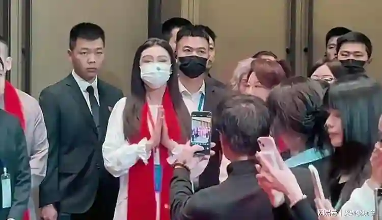 王祖贤亮相国际灸法大会，面相发福还有皱纹，怎么老成这样了？