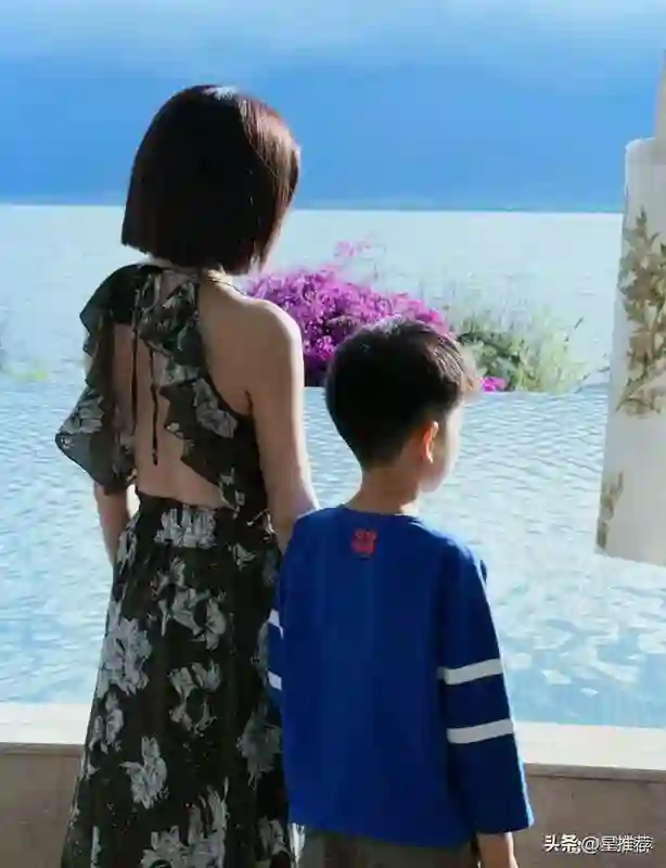 陈妍希晒离婚后首个生日在<em>洱海</em>和儿子相依看海的背影照