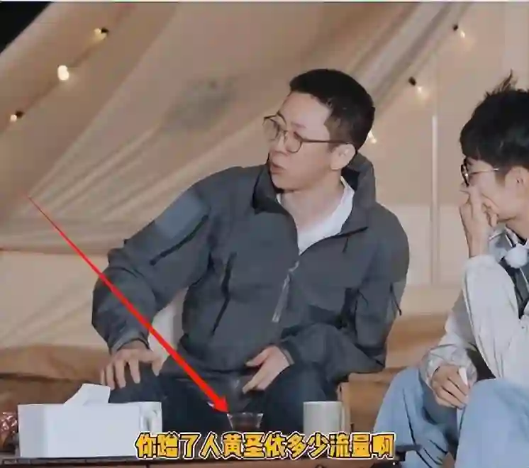 三亚偶遇42岁黄圣依，穿比基尼秀身材，陈梦手挽手抢镜太吸睛！