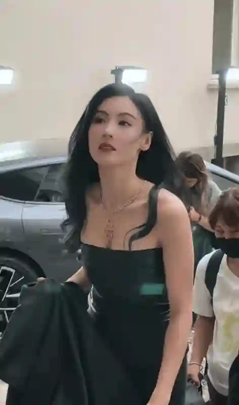 身为几个娃的妈，却年轻得宛如未婚俏<em>佳人</em>