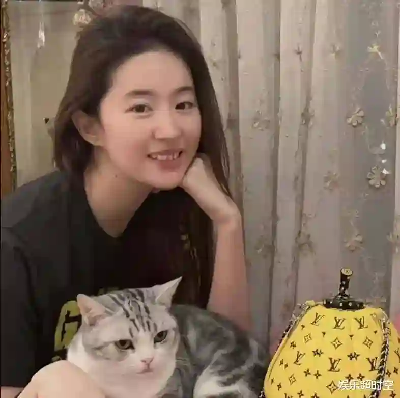 刘亦菲近照曝光，鬓角白发显现，坦然展现真实年龄