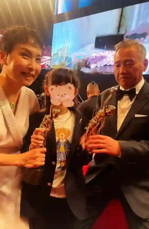 68岁尔冬升携9岁女儿现身香港金像奖，女友罕见露面，撞脸汤唯！