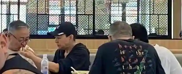 宋丹丹一家在阿那亚度假，老伴需要喂饭，带娃和普通人没区别