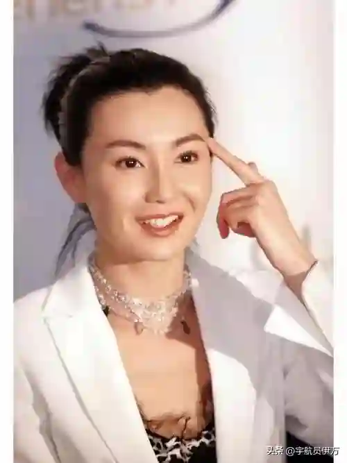 万万没想到，单身未育的张曼玉，如今在60岁活成了人生赢家