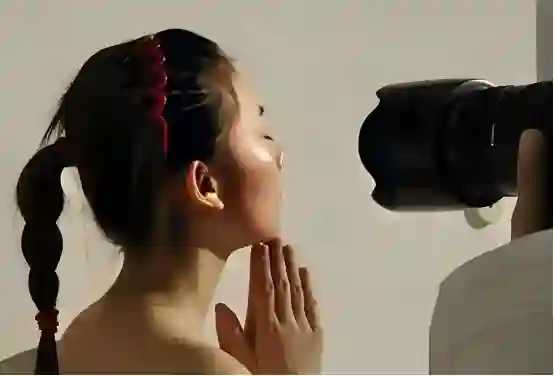 2011年，她全裸接受记者采访，并称：我敢看你们，你们敢看我吗？
