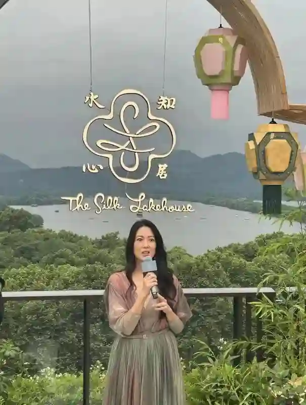 朗朗这回赚大了！不仅与4位美人同框，还紧贴着衣着大方的刘嘉玲