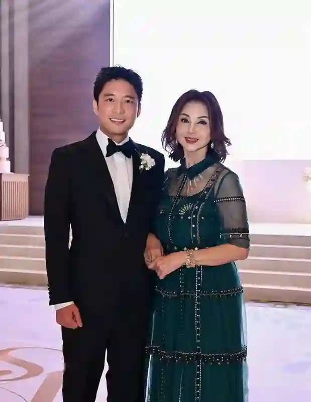 44岁林孝贤和41岁霍启山当伴郎，谢玲玲盛装出席婚宴，并在线催婚