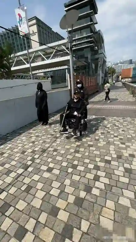 谢霆锋88岁老爸谢贤缺席演唱会后现身尖沙咀！轮椅出行仍帅气，粉丝惊呼：太酷了！