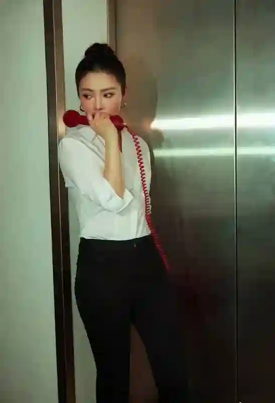 徐冬冬晒8年前后对比美照：成熟魅力升级，身材依旧性感吸睛
