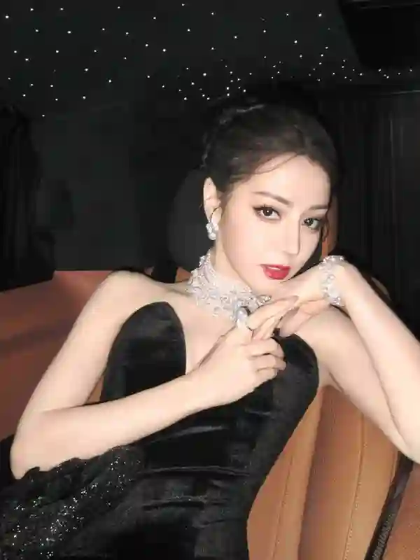 迪丽热巴黑玫瑰抹胸裙惊艳亮相 优雅气质尽显曼妙身姿
