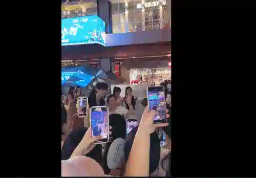 高颜值、有能力，咖啡店都是这样的员工就好了…