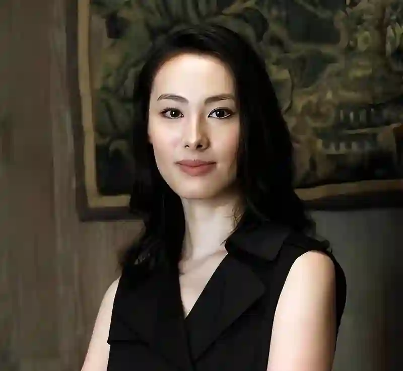 折腾一大圈才37岁，“豪门弃妇”梁洛施，最终笑到最后