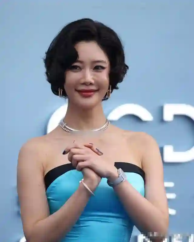 澳门这一天，舒淇深V领，刘嘉玲裸背装，却被胡杏儿的露腰装艳压