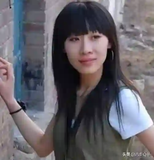 两年婚姻一年出轨，将前夫当小丑，“一尿”成名的她凭啥三封天后