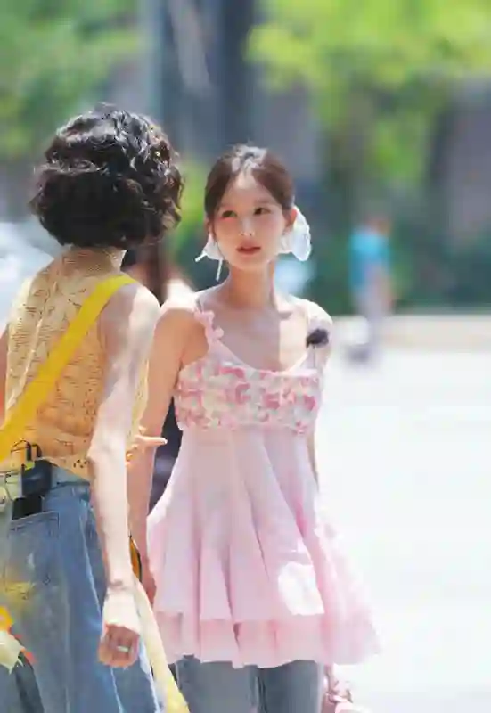 李一桐粉色吊带搭配蓝色发带亮相！甜度超标演绎夏日元气少女