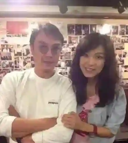 60岁港星刘松仁与23岁泰国空姐的真爱传奇：不惧变性传闻，30年恩爱如初