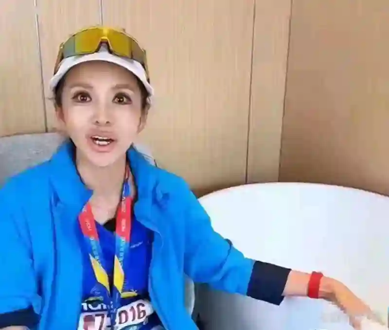 朱迅素颜照，引爆热议？真实人生，远比镜头精彩！