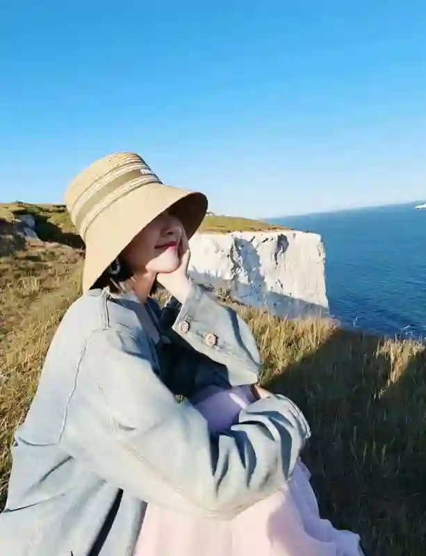 唐艺昕与女儿英国度假照曝光，爱情与家庭的甜蜜瞬间