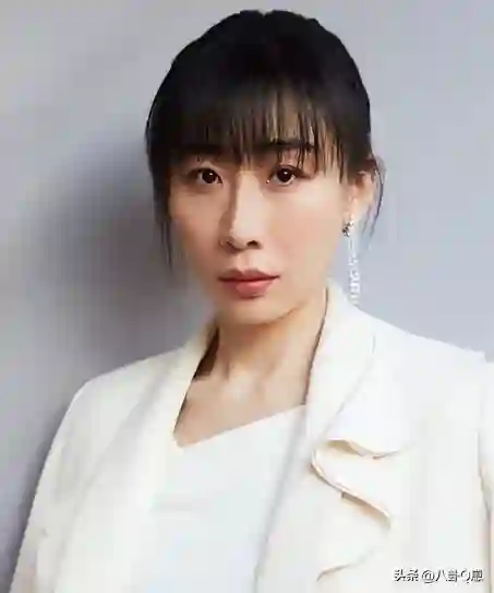 两年婚姻一年出轨，将前夫当小丑，“一尿”成名的她凭啥三封天后