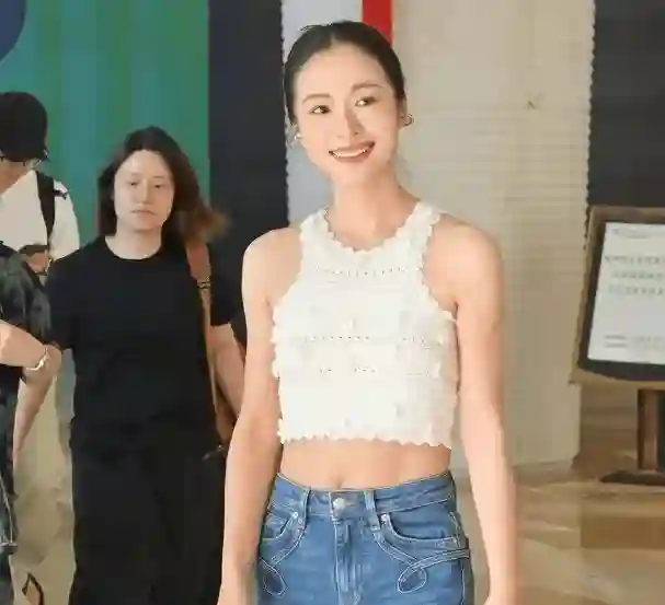 42岁江一燕复出太惊艳，穿露脐背心皮肤白到发光，这状态说24岁我都信！