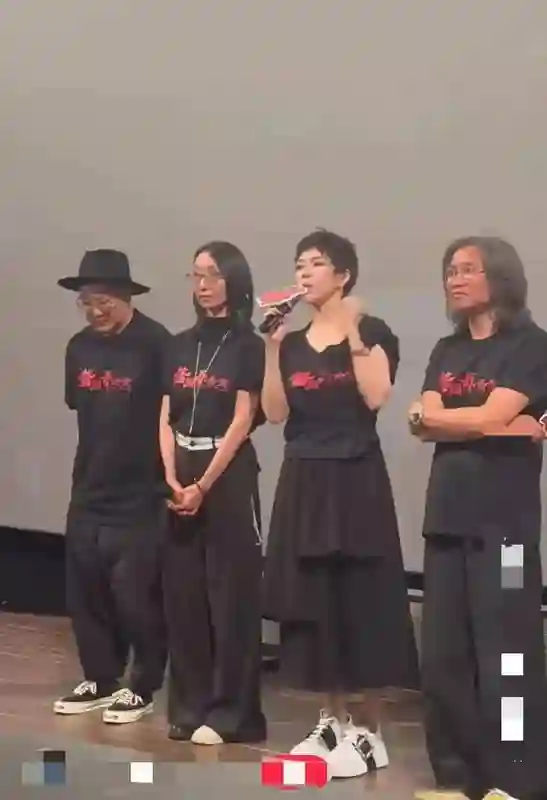 章子怡参加电影节造型翻车，短发显老体态还有姨味，太没气质！