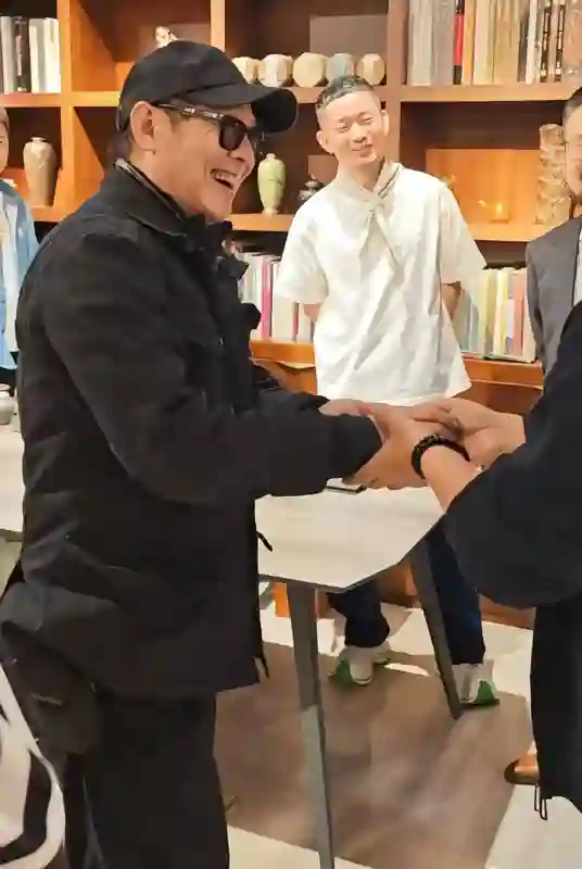 62岁李连杰现身北京，穿着一身黑衣，面容苍老，身上充满了沧桑感