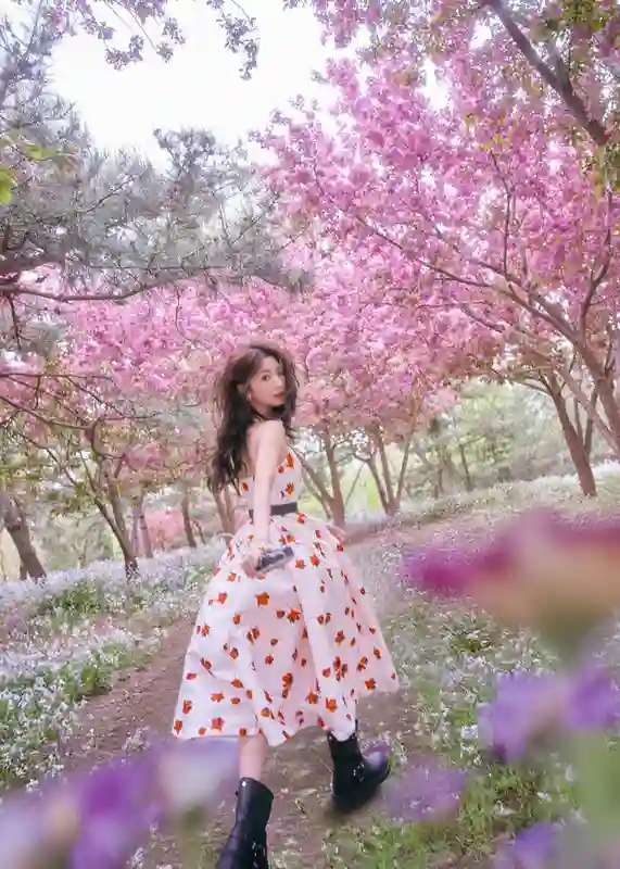 毛晓彤穿印花裙漫步公园，甜美少女感溢出屏幕