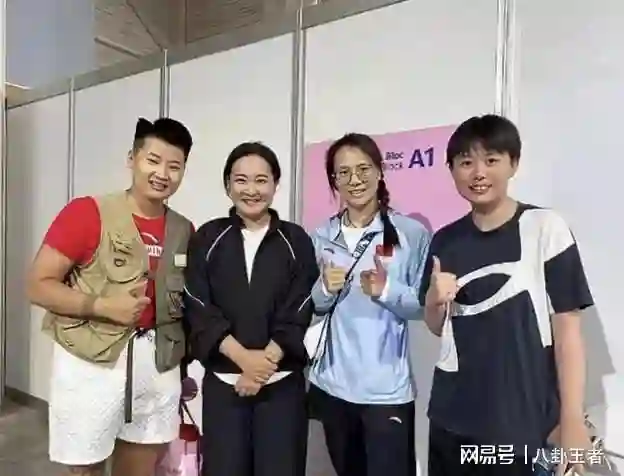白减100斤!贾玲宋丹丹北京聚餐,虎背熊腰不敢认,复胖了背好宽好厚