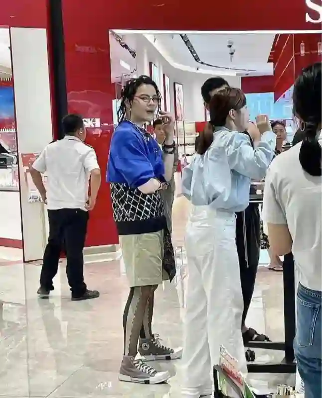 41岁向佐现身上海街头，打扮怪异，搞抽象行为艺术，越来越疯了