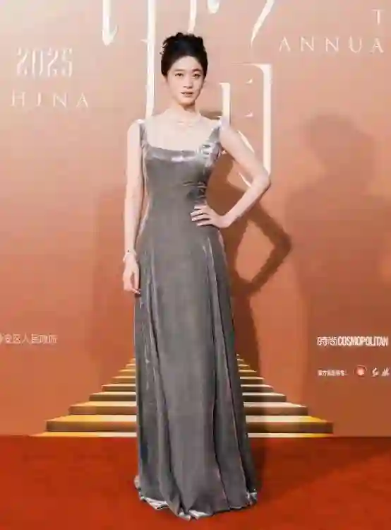 红毯惊喜不断！王子文摔倒、赵露思回归，袁姗姗变脸认不出