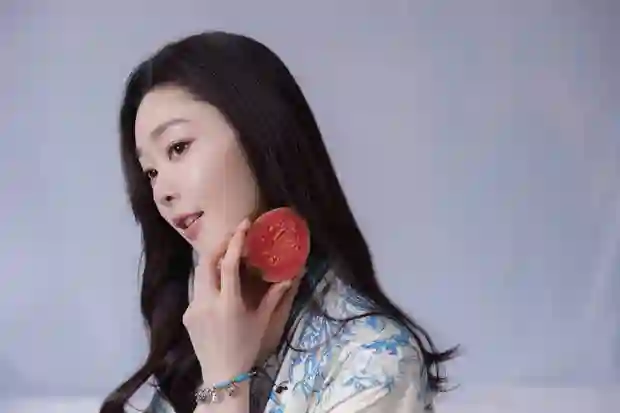宋轶中式刺绣装美似青瓷，手拈繁花勾勒诗意画卷