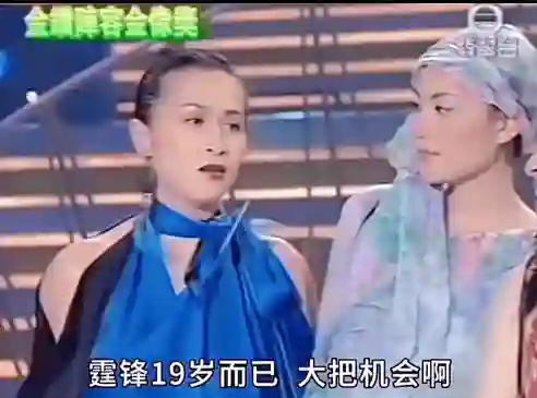 59岁刘嘉玲与45岁张柏芝同台，二人表情不自然，眼神也无过多交集