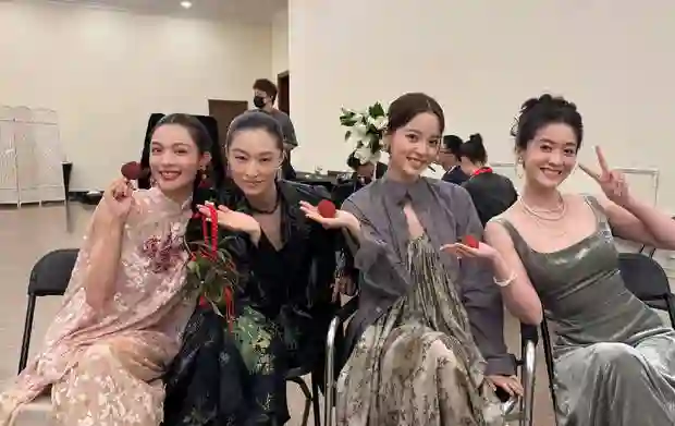 钟楚曦晒“近期幕后记录”！与陈可辛容祖儿同框笑出感染力