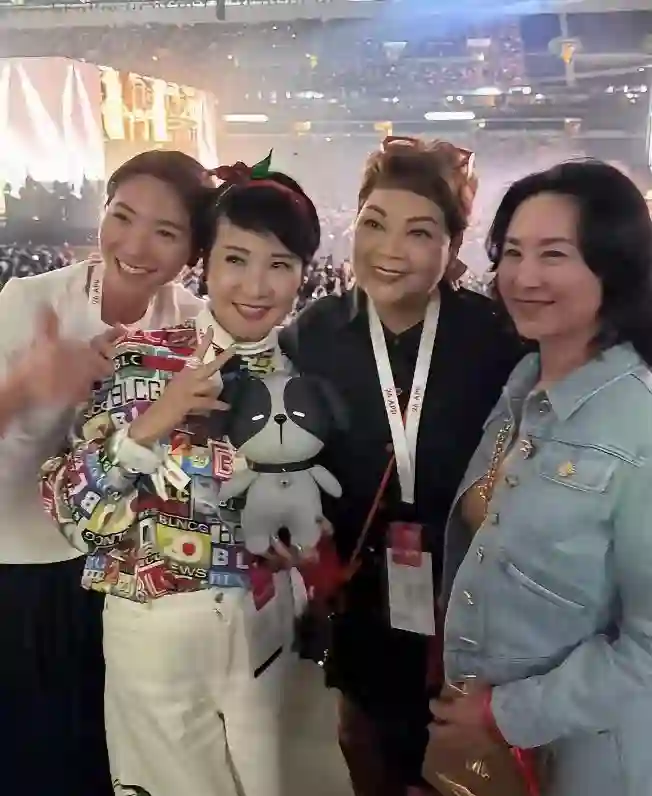 何超琼观看谢霆锋演唱会，前夫许晋亨也在，55岁李嘉欣被人搀扶