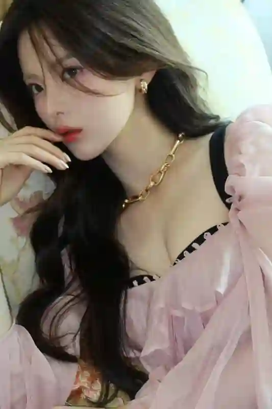 大波浪<em>卷发</em>勾勒少女蔷薇的浪漫轮廓