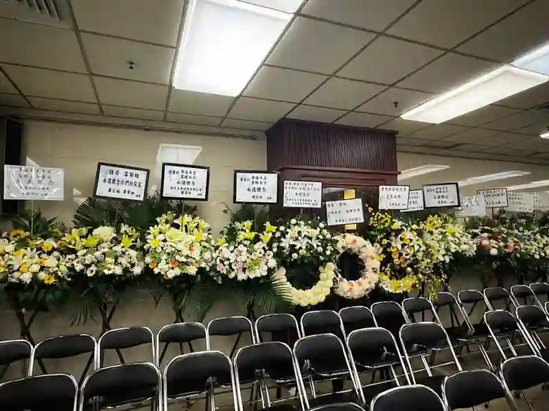 唐佳雪妮夫妻灵堂一片花海，黄宗泽黎耀祥汪明荃等人现身送别，两人遗愿曝光