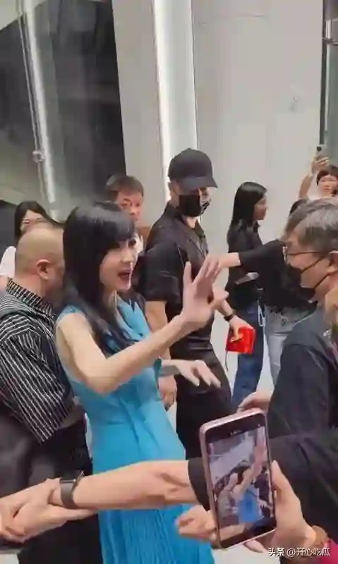 天呐这是周慧敏老到认不出来！罕见露面，牙齿凸嘴巴歪，面相变了