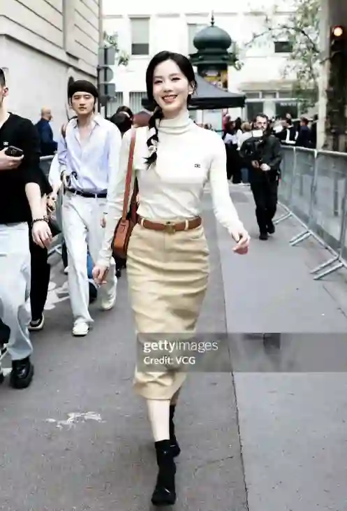 巴黎这一夜：迪丽热巴再捂胸名场面，辛芷蕾肿了，向佐穿了个啥