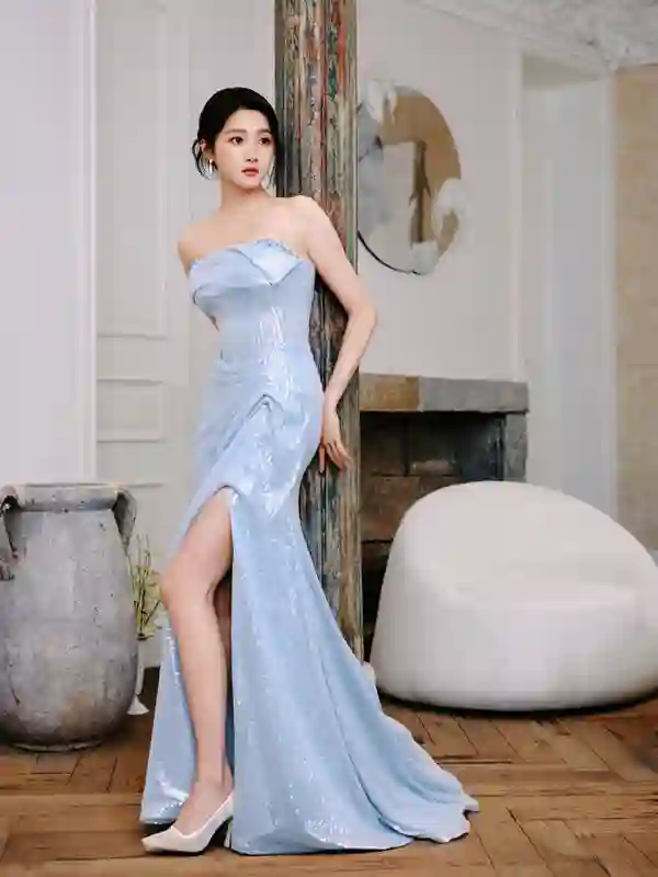 关晓彤蓝色抹胸开叉裙，美腿吸睛，妩媚动人