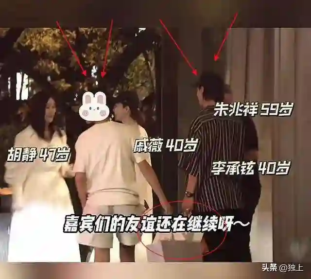胡静戚薇两家人聚餐，看了互送的伴手礼，网友：原来有钱人也一样