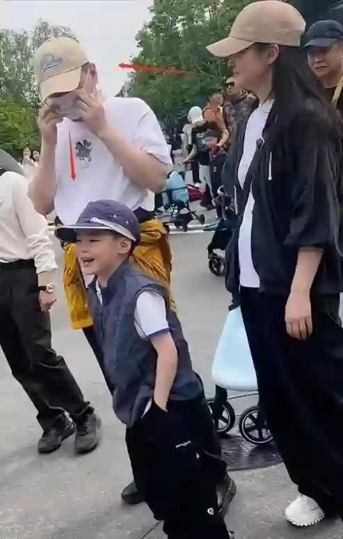 还记得蒋勤勤的两个儿子吗，迷你版陈建斌？