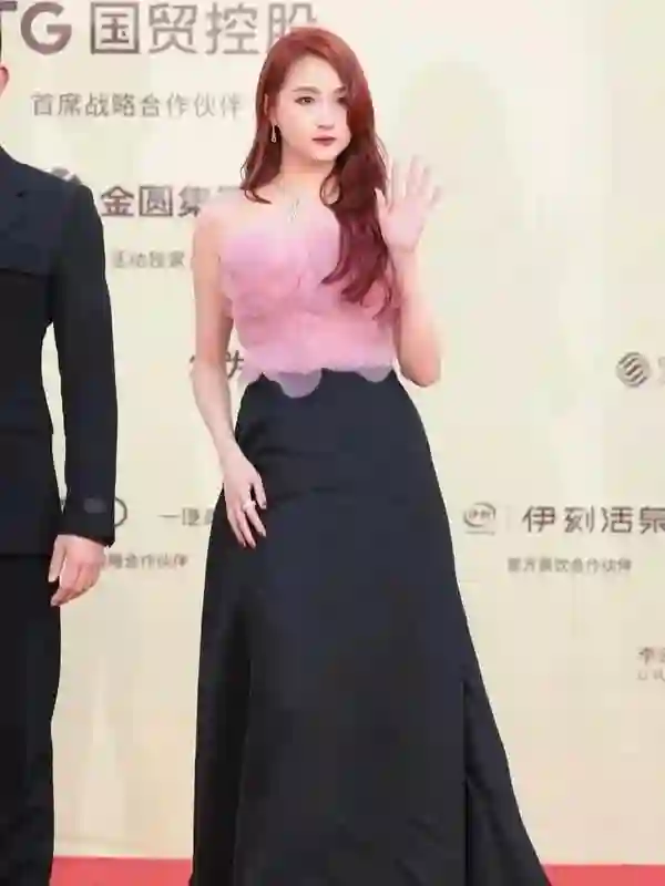 关晓彤现身山东农贸市场，发传单无人理，颜值是真的开始下滑
