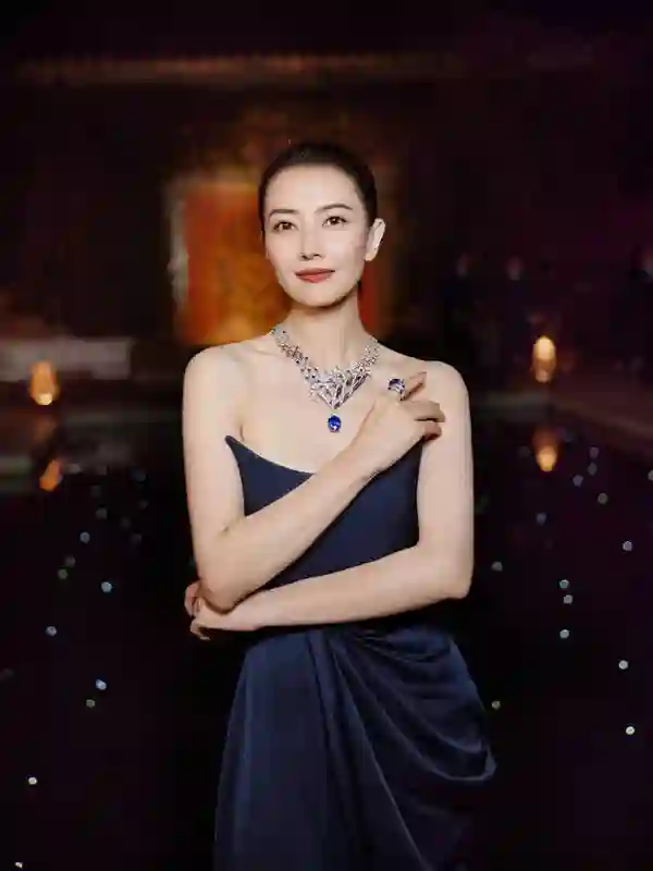 高圆圆蓝色抹胸裙造型惊艳！雪肌闪耀尽显优雅女神气场