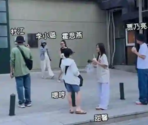好了伤疤忘了疼！贾乃亮李小璐合体出游，女儿甜馨表现惹众议