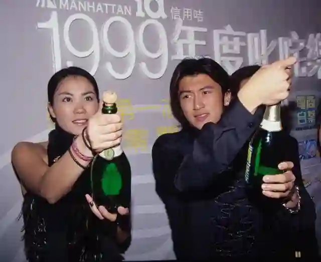 港媒放出锋菲超甜高清旧照，王菲谈谢霆锋“除了缘分还能说什么”