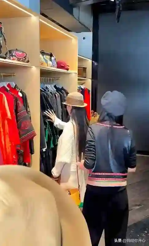 66岁杨丽萍回云南，身材依然完美，网友赞：毫无明星架子！