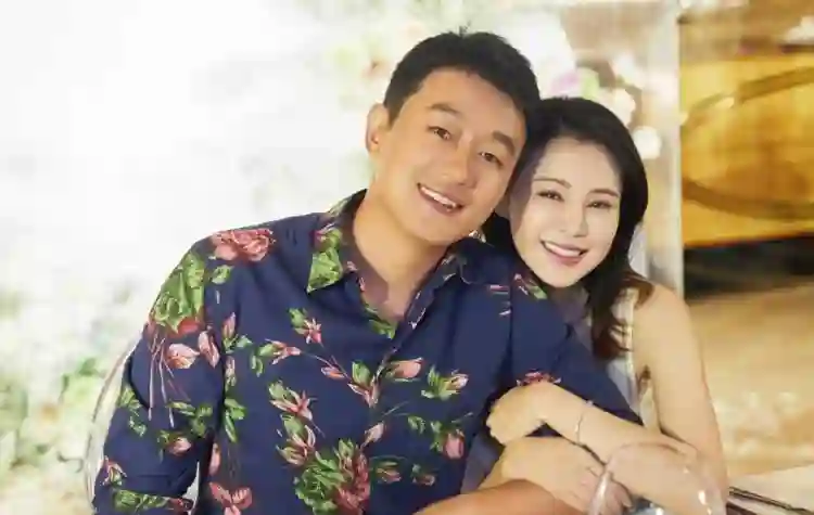 尴尬！46岁关悦疑似医美撞脸倪萍，跟佟大为同框像小姨带外甥
