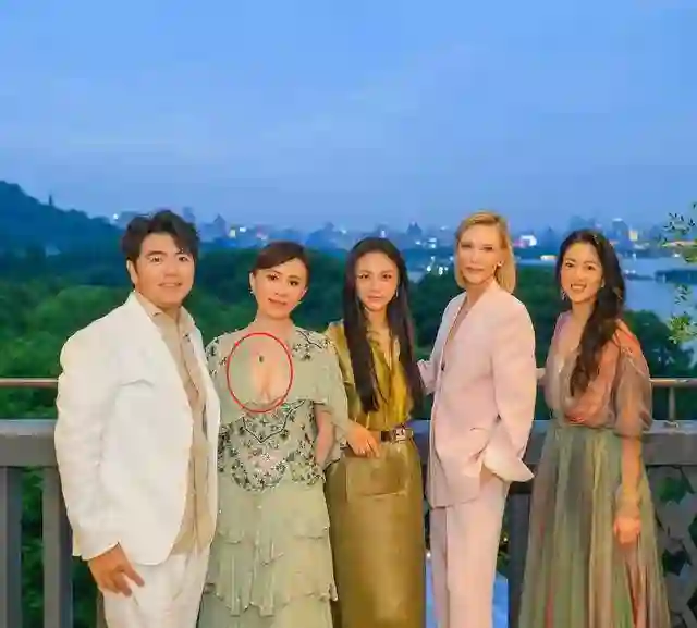 这一夜，胸下垂还穿深V的刘嘉玲，在“长裙裹身”的汤唯面前尴尬