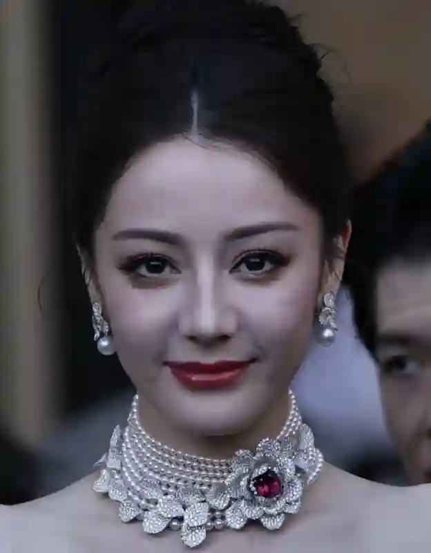 baby、热巴洗清傍大佬嫌疑，两大神颜女星同在巴黎秀场，怼脸拍来了